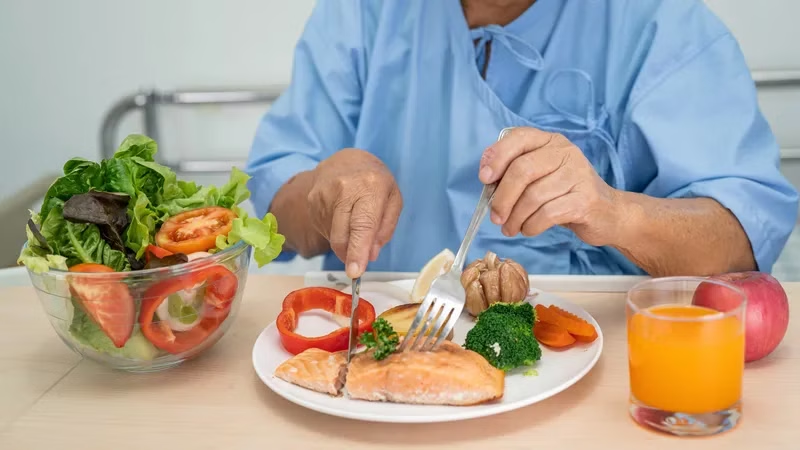 Người cao tuổi cần duy trì chế độ ăn uống, sinh hoạt điều độ