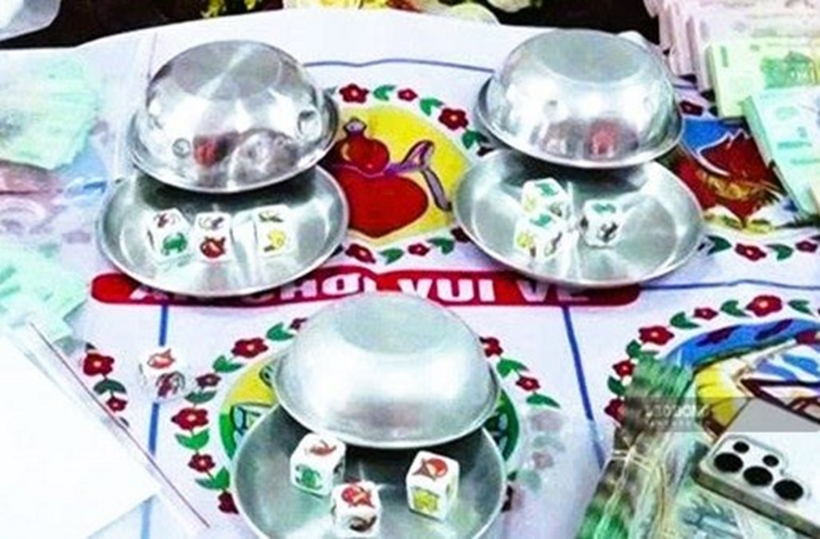 Tang vật thu giữ từ sới bầu cua quy mô lớn vừa bị Công an Khánh Hòa triệt phá. Ảnh: Phương Linh/Lao động