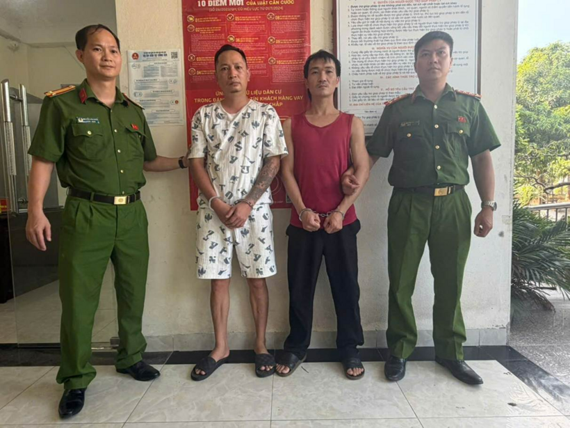 Đối tượng Vũ Minh Chiến (quần áo màu trắng) và Phan Văn Phương (áo màu đỏ, quần đen) tại trụ sở Công an xã Thường Tín