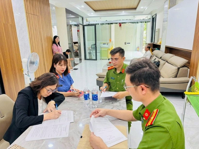 Cơ quan chức năng tống đạt quyết định khởi tố bị can Nguyễn Thị Thanh Nga (Ảnh: Viện kiểm sát nhân dân tỉnh Đắk Lắk)/Dân Trí