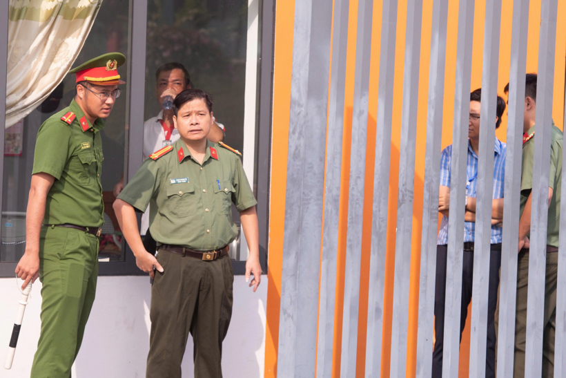 Lực lượng công an tham gia bảo đảm an toàn tại điểm thi. Ảnh: ĐH/VietNamnet