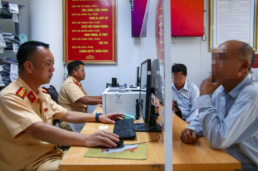 Nhiều người dân đến xử lý sau khi nhận được thông báo vi phạm. Ảnh CACC.