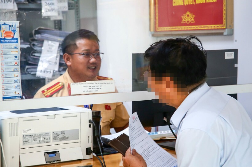 Trường hợp bị camera ghi lại khi điều khiển ô tô “vượt đèn đỏ”. Ảnh CACC.