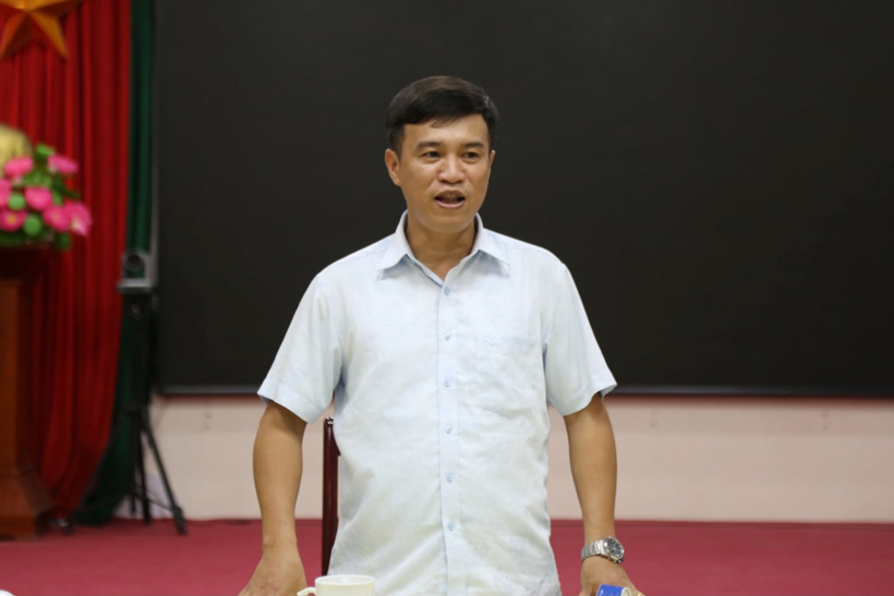 Ông Lâm Thế Hùng, Phó Giám đốc Sở GD&DT Tuyên Quang thông tin trước kỳ thi lại tại điểm thi THPT Chuyên Tuyên Quang./ Theo VietNamNet.