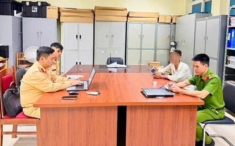 Tại xế vi phạm làm việc tại cơ quan Công an. Ảnh: Công an tỉnh Phú Thọ
