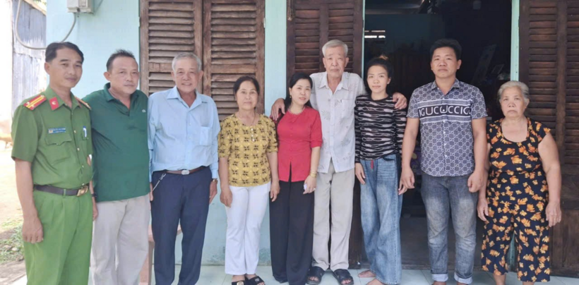 Cán bộ Công an phường chụp ảnh lưu niệm cùng gia đình sau khi gặp gỡ. Ảnh: Công an Cần Thơ