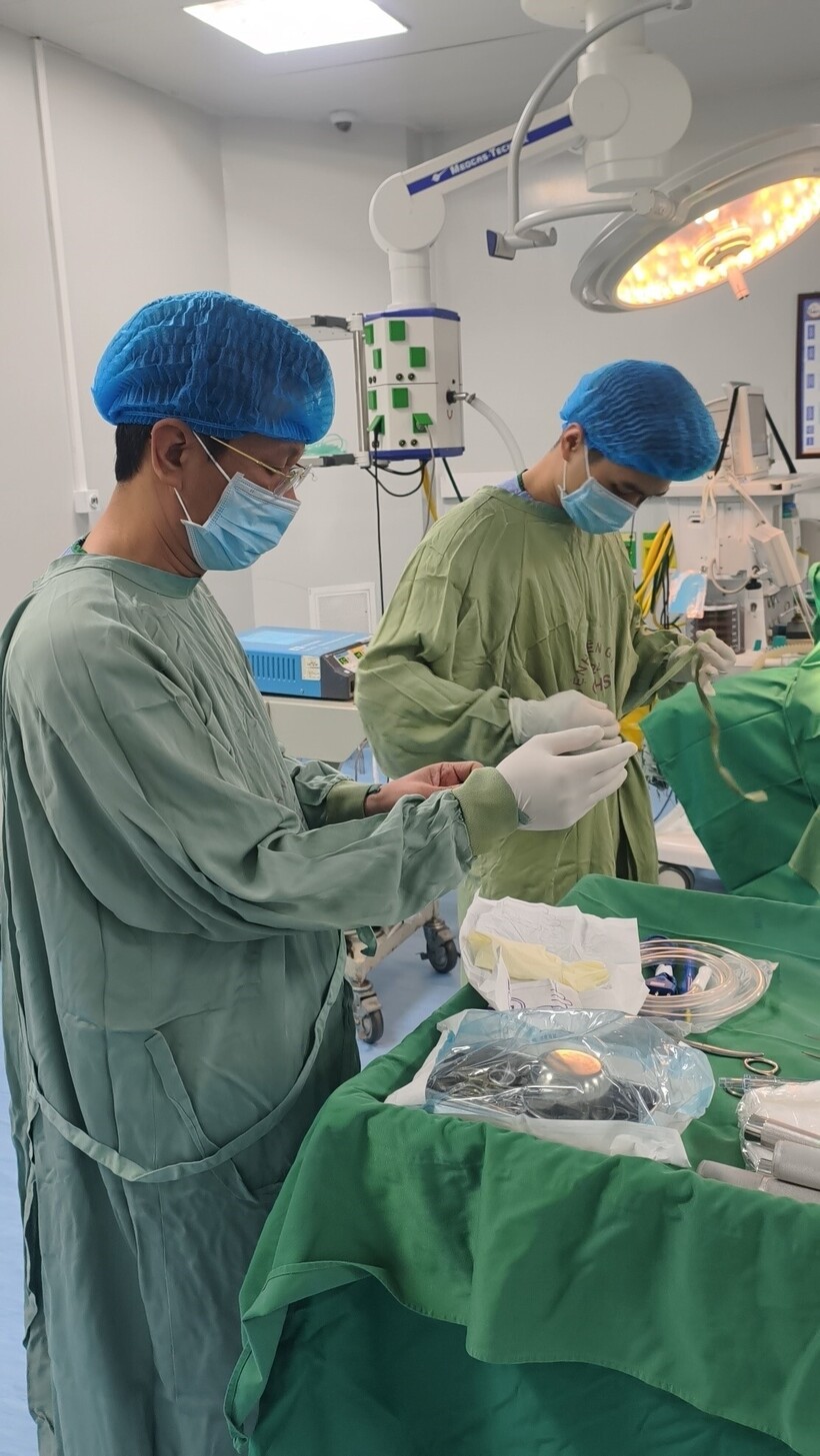 Bác sĩ Thanh cùng con trai tham gia thực hiện một ca phẫu thuật tạo hình thẩm mỹ. Ảnh NVCC