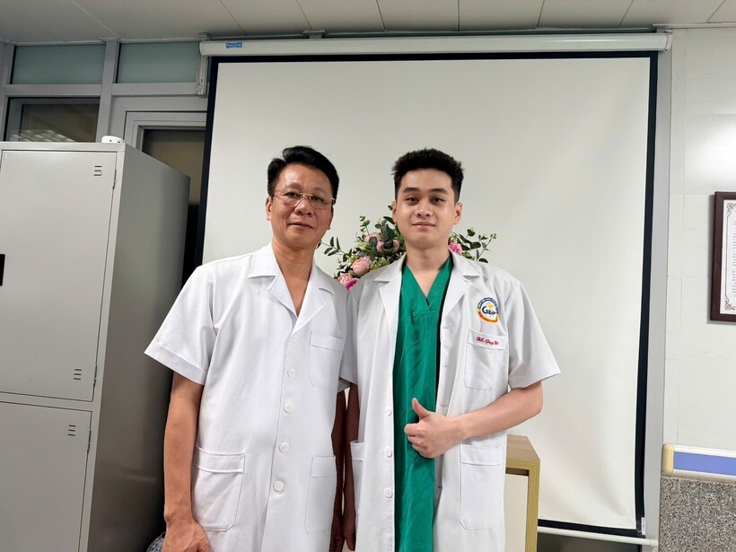 BSCKI Hoàng Duy Thanh và con trai – từ mối quan hệ cha con đến những đồng nghiệp cùng làm việc trong ngành y. Ảnh NVCC