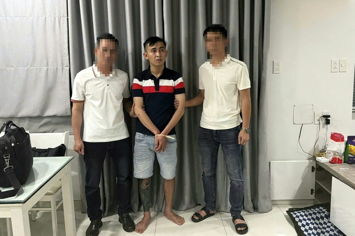 Bắt giữ đối tượng truy nã Phan Văn Phóng. Ảnh: Công an Quảng Trị