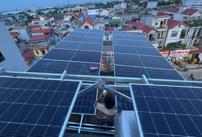 Nhiều hộ gia đình đầu tư lắp điện mặt trời mái nhà. Ảnh: ĐL Yên Mỹ