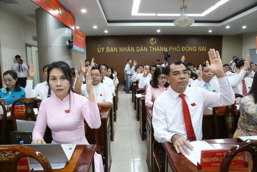 Đại biểu HĐND TP Đồng Nai biểu quyết thông qua các nghị quyết tại kỳ họp chuyên đề ngày 14/8 (Ảnh: Phú Việt)./ Dân trí.