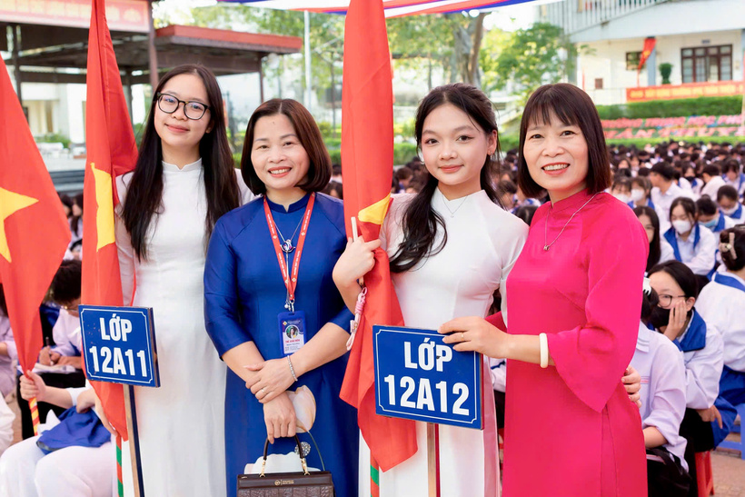 Cô giáo Nguyễn Thị Lệ Hằng (áo dài xanh), Trường THPT Hàn Thuyên (Bắc Ninh). Ảnh: NVCC