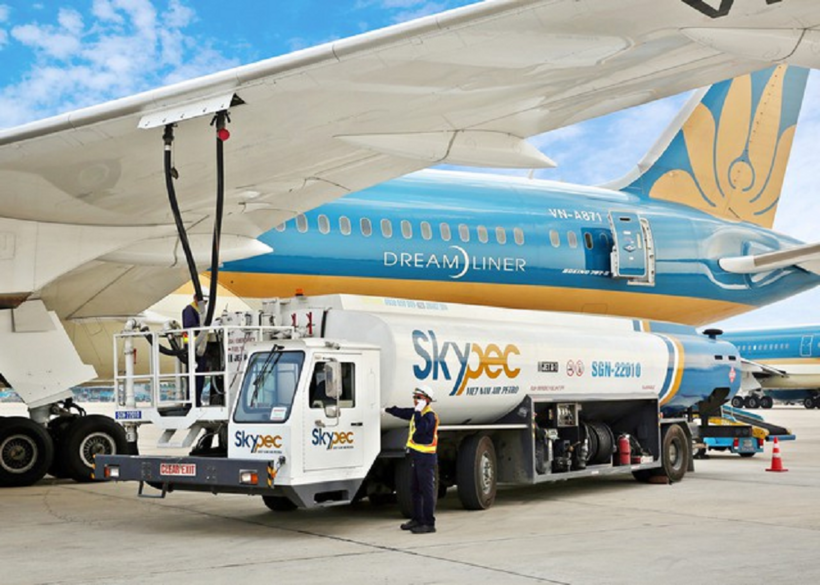 Xe bồn Skypec tra nạp nhiên liệu cho máy bay Vietnam Airlines (Ảnh: Skypec).