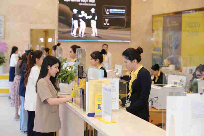 Khách hàng giao dịch tại Nam A Bank. Nguồn ảnh Nam A Bank cung cấp