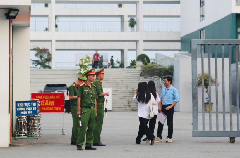 Thí sinh Trường THPT chuyên Tuyên Quang tham dự kỳ thi lại sáng 14/8 (Ảnh: Minh Chiến)/Dân Trí