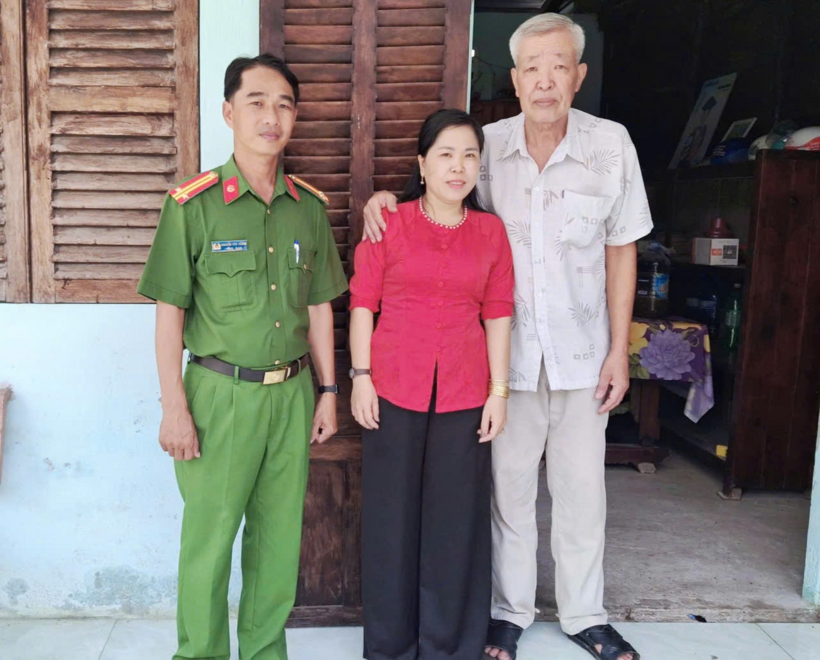 Chị Huỳnh Thị Cẩm Tú và ông Phan Văn Quý nghẹn ngào, xúc động khi gặp gỡ lại sau 43 năm thất lạc khi được cơ quan Công an phường Mỹ Quới hỗ trợ tìm kiếm. Ảnh: Công an Cần Thơ