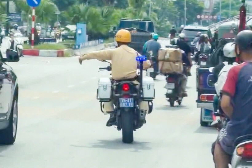 CSGT mở đường cho xe chở bệnh nhi đi cấp cứu, chiều 14/8.