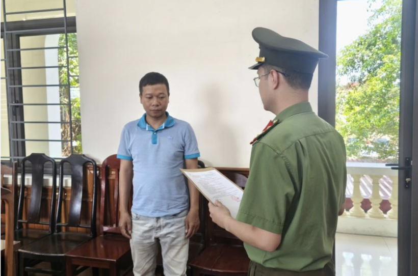 Cơ quan An ninh điều tra công bố Quyết định khởi tố đối với bị can Hoàng Tiến Đạt về tội “Sử dụng trái phép vũ khí quân dụng”. Ảnh: Công an tỉnh Phú Thọ