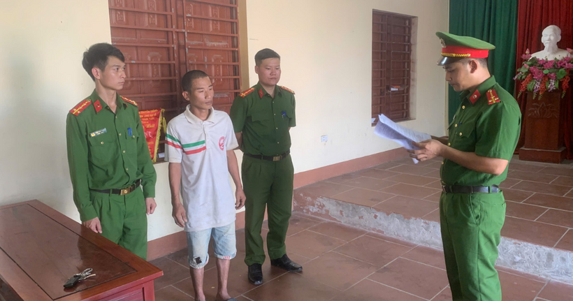 Cơ quan CSĐT Công an tỉnh Thái Nguyên thi hành lệnh bắt bị can để tạm giam. (Ảnh: Công an tỉnh Thái Nguyên)