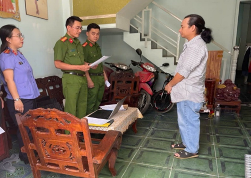 Hình ảnh Cơ quan Cảnh sát điều tra tống đạt các quyết định tố tụng đối với bị can Phạm Văn Tân, chủ Hộ kinh doanh Phạm Văn Tân. Ảnh: Công an Cần Thơ