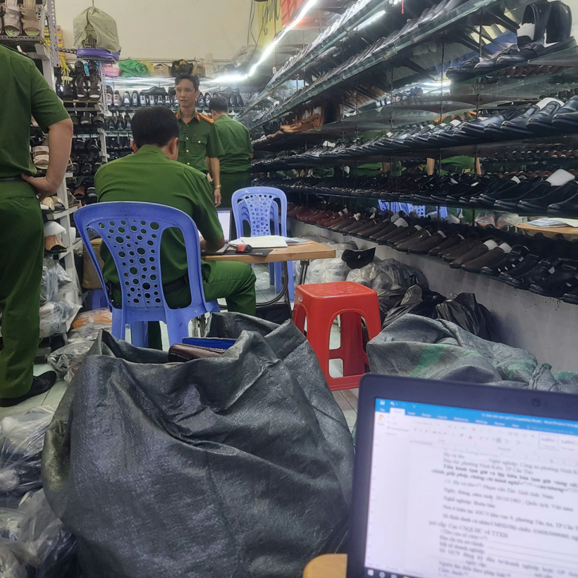 Hình ảnh kiểm tra, tạm giữ các sản phẩm giày dép giả mạo nhãn hiệu tại Hộ kinh doanh Phạm Văn Tân. Ảnh: Công an Cần Thơ