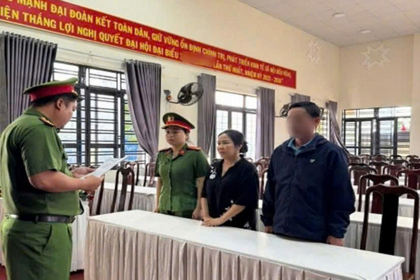 Cơ quan công an tống đạt quyết định khởi tố, bắt tạm giam Lê Ngọc Ánh (Ảnh: Công an tỉnh Đắk Lắk)/Dân Trí