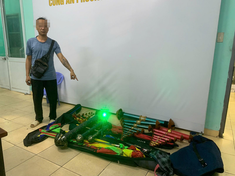 Một thành viên trong nhóm thả diều cùng tang vật. Ảnh: Vietnamnet