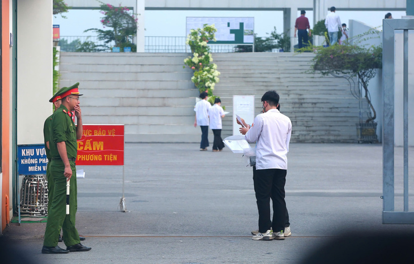 Hơn 320 thí sinh thi lại môn Toán tại điểm thi Trường THPT Chuyên Tuyên Quang chiều 14/8. Ảnh: Quang Hùng