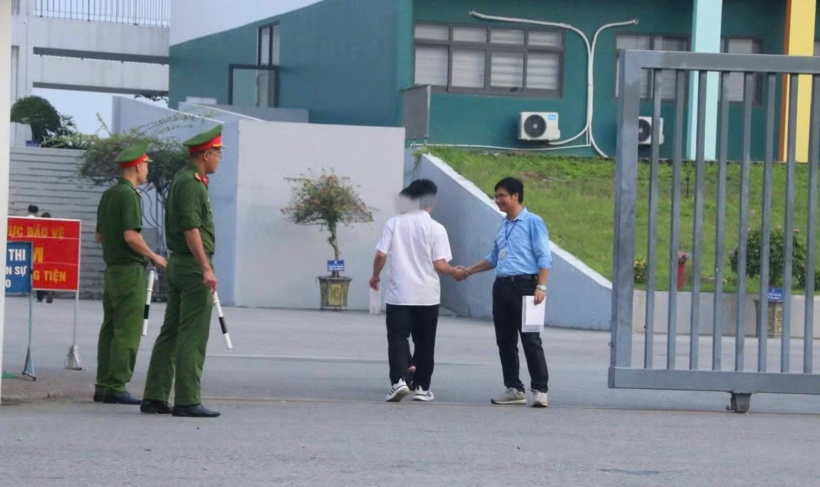 Thí sinh tại Điểm thi Trường THPT chuyên Tuyên Quang hoàn thành kỳ thi lại tốt nghiệp THPT năm 2026. Ảnh: Công an Nhân dân