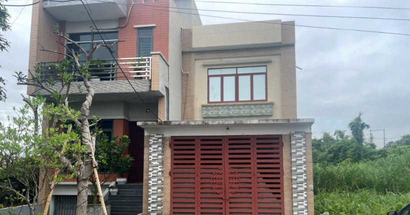 Ngôi nhà 2 tầng tại xã Đông Quan, nơi các đối tượng dùng để quản lý nạn nhân. (Ảnh: Công an tỉnh Hưng Yên)