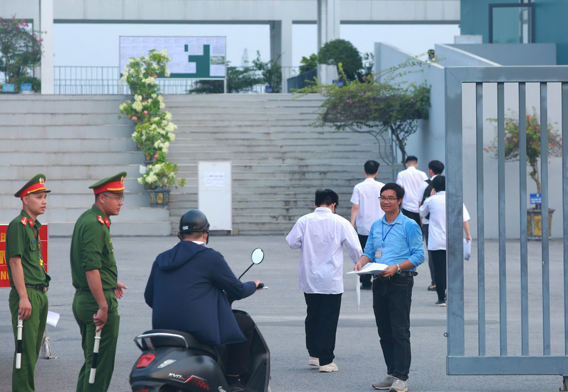 Hơn 300 thí sinh tại điểm thi Trường THPT Chuyên Tuyên Quang hoàn thành kỳ thi lại tốt nghiệp THPT 2026. Ảnh" Quang Hùng