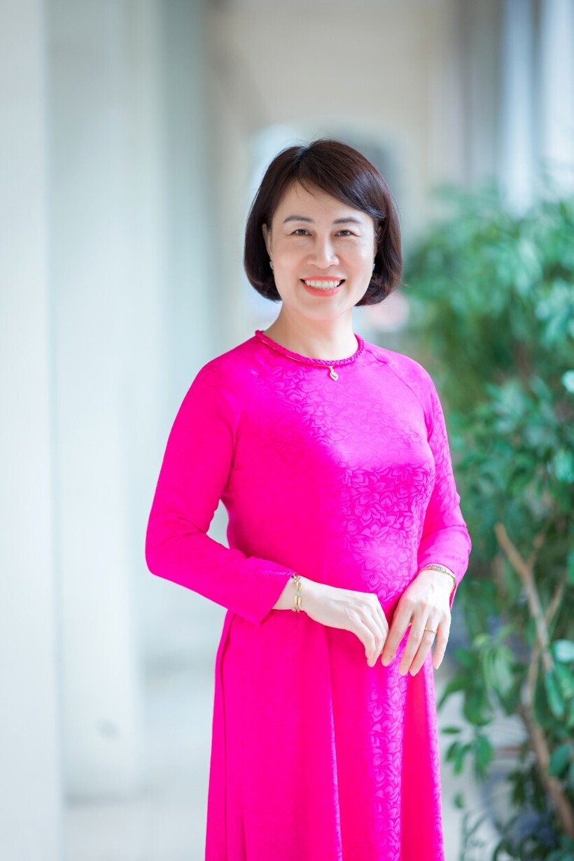 Cô Trần Thị Hà, Tổ trưởng chuyên môn Ngoại ngữ, Trường THPT Chuyên Lê Hồng Phong, tỉnh Ninh Bình. Ảnh: NVCC