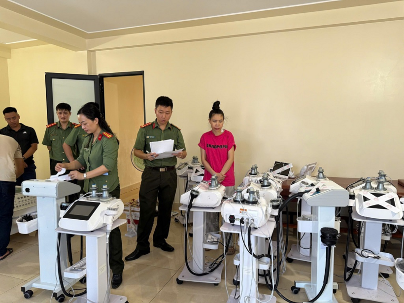Lực lượng chức năng khám xét cơ sở “Phúc Tâm 8”. Ảnh: Công an Nghệ An.