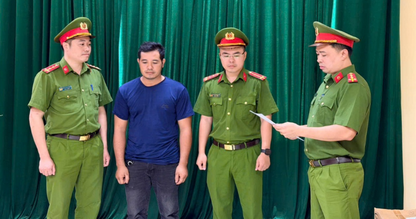 Cơ quan điều tra thi hành Quyết định khởi tố vụ án hình sự và khởi tố bị can đối với Phùng Văn Tuấn - Giám đốc Công ty TNHH Tuấn Linh 89. (Ảnh: Công an tỉnh Phú Thọ)