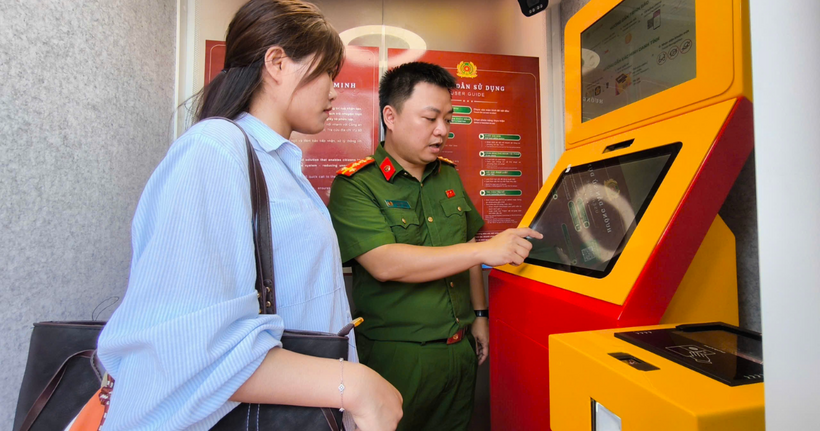 Người dân trải nghiệm Trạm Cảnh sát thông minh. (Ảnh: C06)