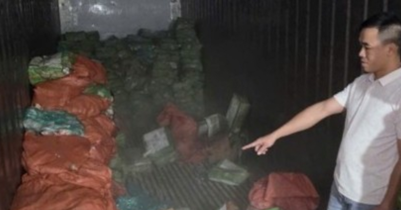 Đối tượng Trần Văn Cối cùng tang vật. (Ảnh: Công an Quảng Ninh)