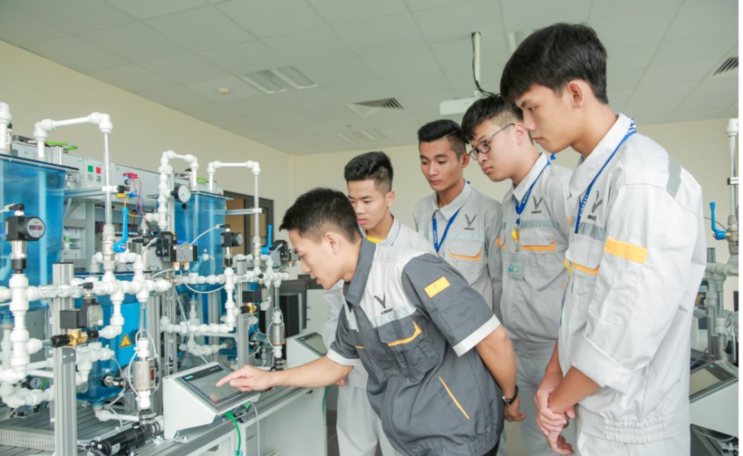 Chuẩn nghề nghiệp bao gồm các yêu cầu về đạo đức nghề nghiệp, trình độ đào tạo, bồi dưỡng và năng lực chuyên môn, nghiệp vụ