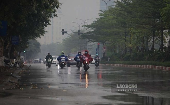 Ngày 16/8, dự báo Hà Nội có mưa rào và dông vào buổi chiều. Ảnh: Lao động.