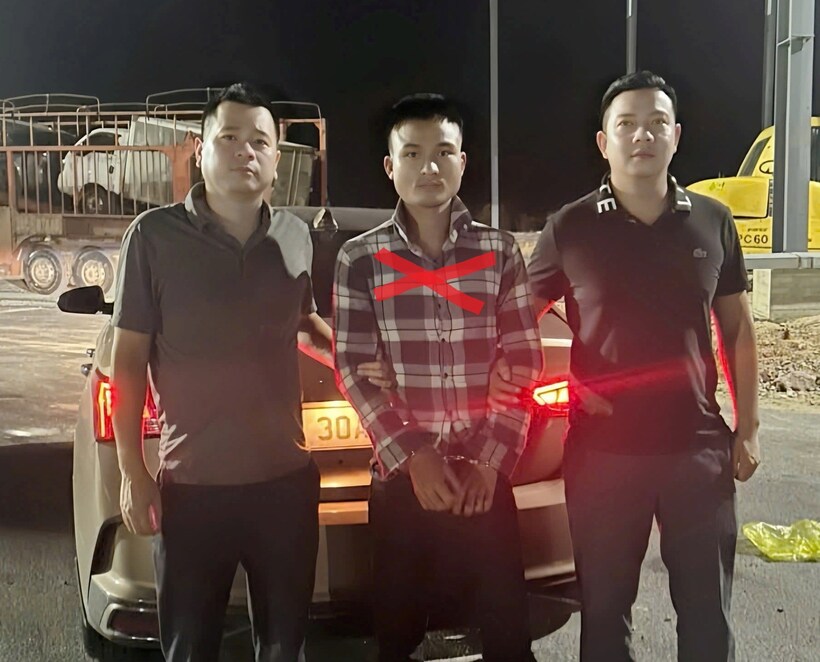 Đối tượng Nguyễn Viết Thái (giữa). Ảnh: Công an TP Hải Phòng