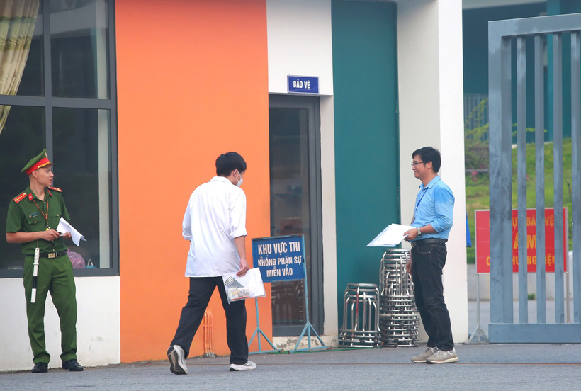Hơn 300 thí sinh tại điểm thi Trường THPT Chuyên Tuyên Quang kết thúc kỳ thi lại tốt nghiệp. Ảnh: Quang Hùng