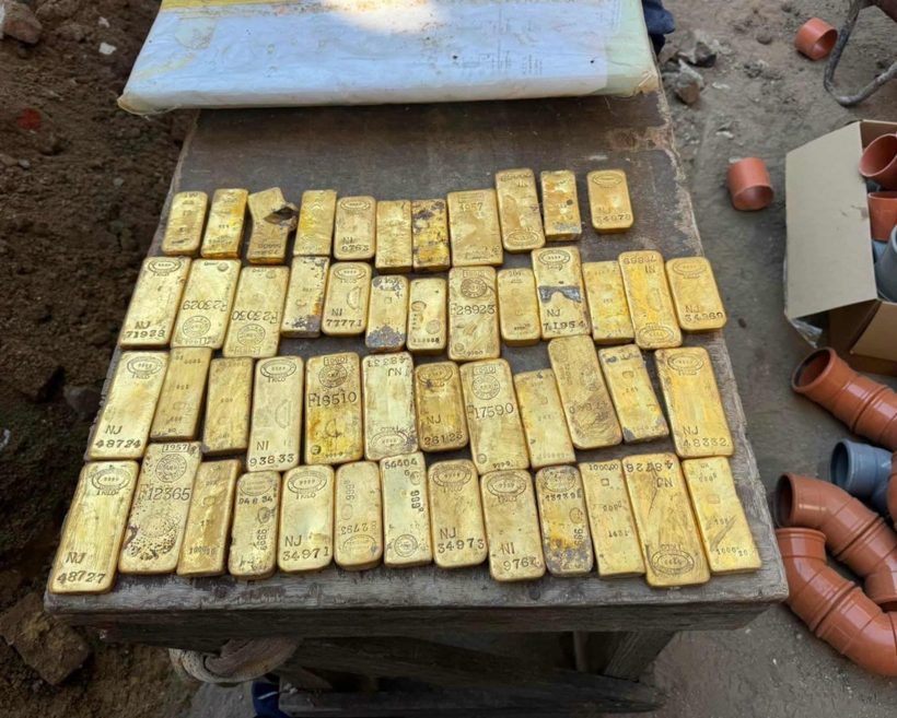 Các thỏi vàng có đánh số được nhóm công nhân phát hiện ngày 11/8 tại Bỉ. Ảnh: Dendermonde Local Police.