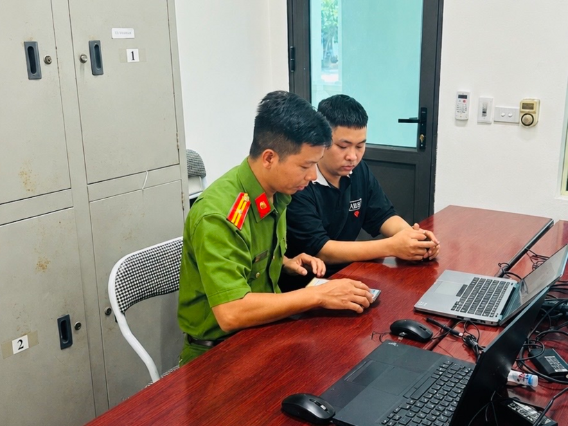 Cán bộ Công an phường Âu Cơ hướng dẫn anh Vĩ sử dụng tài khoản mạng xã hội an toàn. Ảnh: Công an tỉnh Phú Thọ