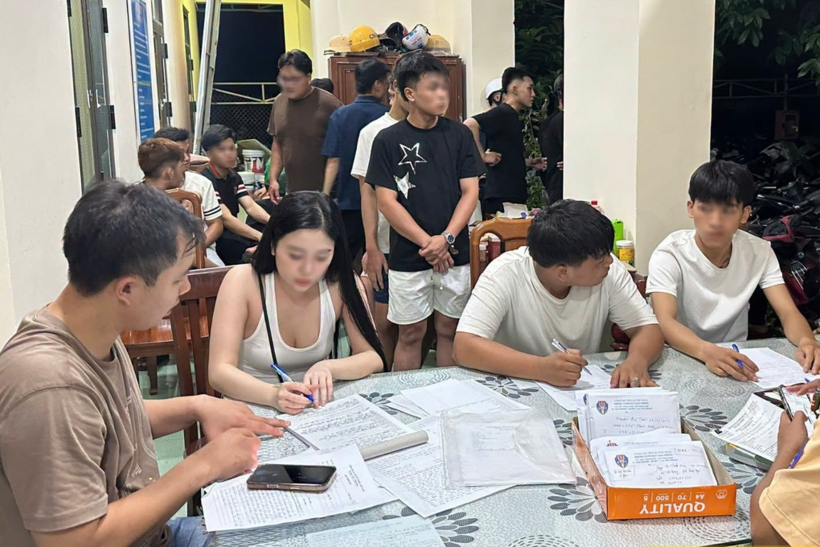 Cảnh sát làm việc, phân loại các đối tượng có biểu hiện đua xe trái phép (Ảnh: Công an tỉnh Quảng Ngãi).