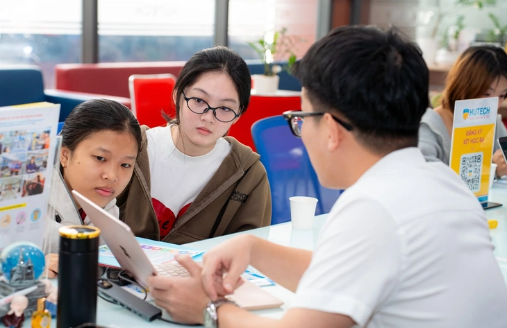 Thí sinh tìm hiểu thông tin tuyển sinh đại học 2026. Ảnh: Xuân Dung/Tuổi trẻ Online