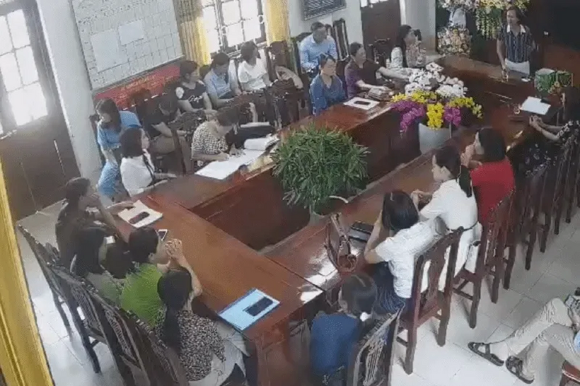 Bà L.T.H. Hiệu trưởng Trường Tiểu học Yên Thắng chửi bới, đập bàn, ném cốc trong cuộc họp bàn giao nhiệm vụ trước mặt nhiều giáo viên (Ảnh: Cắt từ video/Dân Trí).