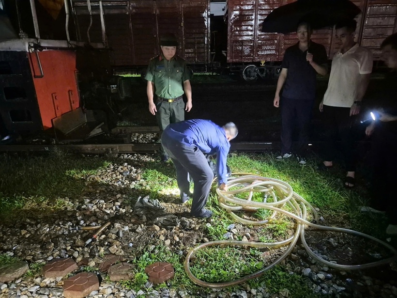 Cơ quan Công an bắt giữ Nguyễn Đình Kiên và các đối tượng trong lúc đang hút trộm hàng trăm lít dầu từ tàu D19E978 tại Ga Vinh. Ảnh Công an tỉnh Nghệ An