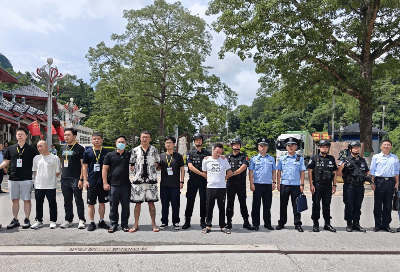 Phối hợp bàn giao các đối tượng cho cơ quan chức năng Trung Quốc. Ảnh: Công an Đà Nẵng