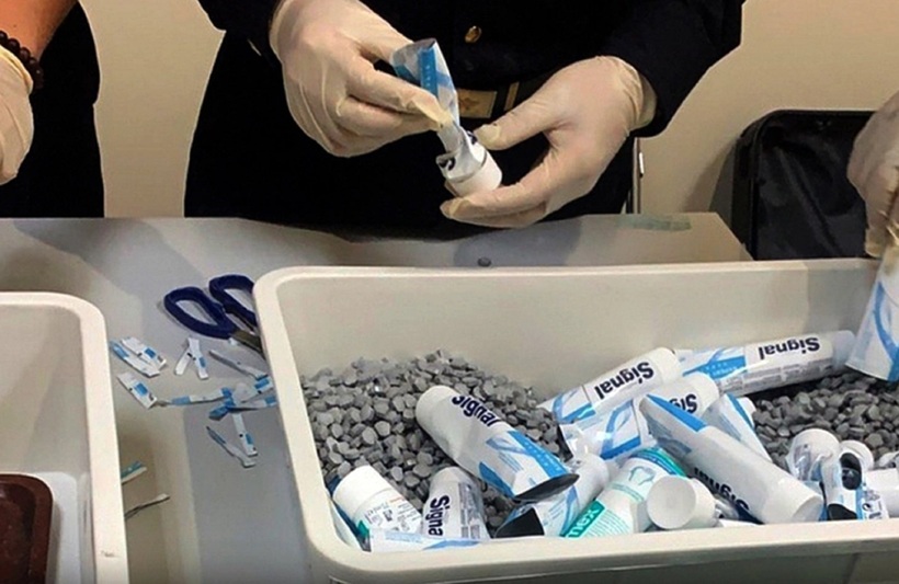 Ma túy ngụy trang trong các tuýp kem đánh răng được vận chuyển từ Pháp về Việt Nam - Ảnh: Hải quan TP.HCM/Tuổi trẻ