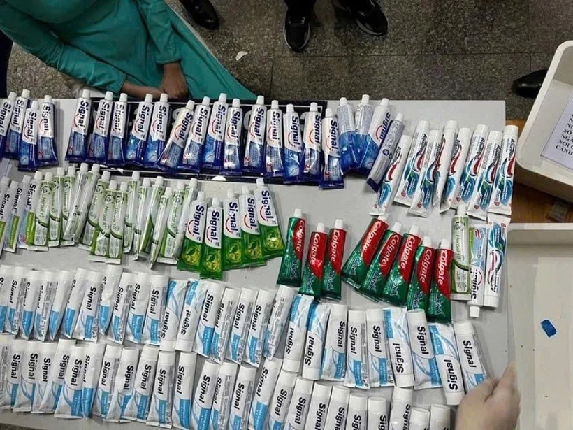 Nhiều tuýp kem đánh răng bị lực lượng chức năng ở sân bay Tân Sơn Nhất phát hiện có ma túy do 4 nữ tiếp viên hàng không xách tay từ Pháp về Việt Nam hồi tháng 3/2023. Ảnh: CACC/Dân Việt