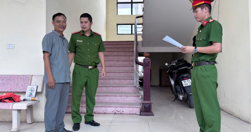 Cơ quan CSĐT Công an tỉnh Bắc Ninh tống đạt Quyết định khởi tố bị can đối với Nguyễn Quang Thiều. (Ảnh: Công an Bắc Ninh)